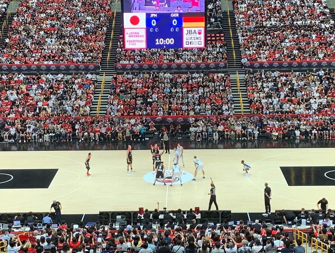 濱田隼さんのインスタグラム写真 - (濱田隼Instagram)「「サンデーLIVE!!」の取材で バスケ男子 日本代表の国際試合へ！ . #八村塁 選手や #渡邊雄太 選手の大活躍で ドイツを相手に、逆転勝利したこの試合。 . 僕は、ある新しい方法で、観戦しました！ . 詳しくは、明日の「#フルタ調べ」で！！ . #バスケットボール #日本代表 #メーテレ #アナウンサー #濱田隼 #サンデーLIVE」8月24日 17時32分 - shun_hamada_nbn