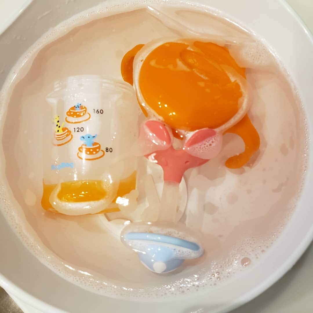 のインスタグラム：「うれし～😍ピジョンさんのつけおきクリアベビーのモニターキャンペーンに当選しました❣️ピジョングッズたくさん愛用してるので本当にうれしい😍  スポンジでは届きにくい汚れも、つけておくだけで除菌・消臭できちゃうすぐれもの✨軽い汚れなら約10分つけておくだけでオッケー☺️酸素系漂白剤なので気になる塩素のニオイもなくて安心✨  最近ストローも使えるようになったので、ストローマグも大活躍しそう👶  ありがとうございます🙏  #クリア漬け #ストローマグ #つけおきクリアベビー #ピジョン」