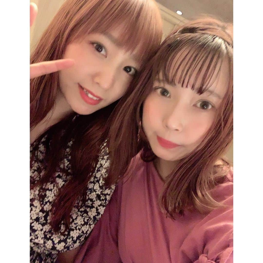 千佐真里奈さんのインスタグラム写真 - (千佐真里奈Instagram)「美容室のあとは だいすきなMIDちゃんとご飯🌈 定期的に会えて嬉しい〜〜 No.528は8/25で 4周年なんだって🎉 今夜22:00〜カウントダウン配信を ツイキャスでするそうなので お時間ある方は是非🥂 (かぶってて申し訳ないのですが 私もツイキャスの日です🙏🏻) そして!  11/13 いいちさの日 @ 代官山LOOPは No.528 と2マンライブです🙌🏻✨ 今からとても楽しみ〜〜 #ちさ #no528  #midちゃん #仲良し #お友だち #だいすき #いつもありがとう」8月24日 17時38分 - chisamusic