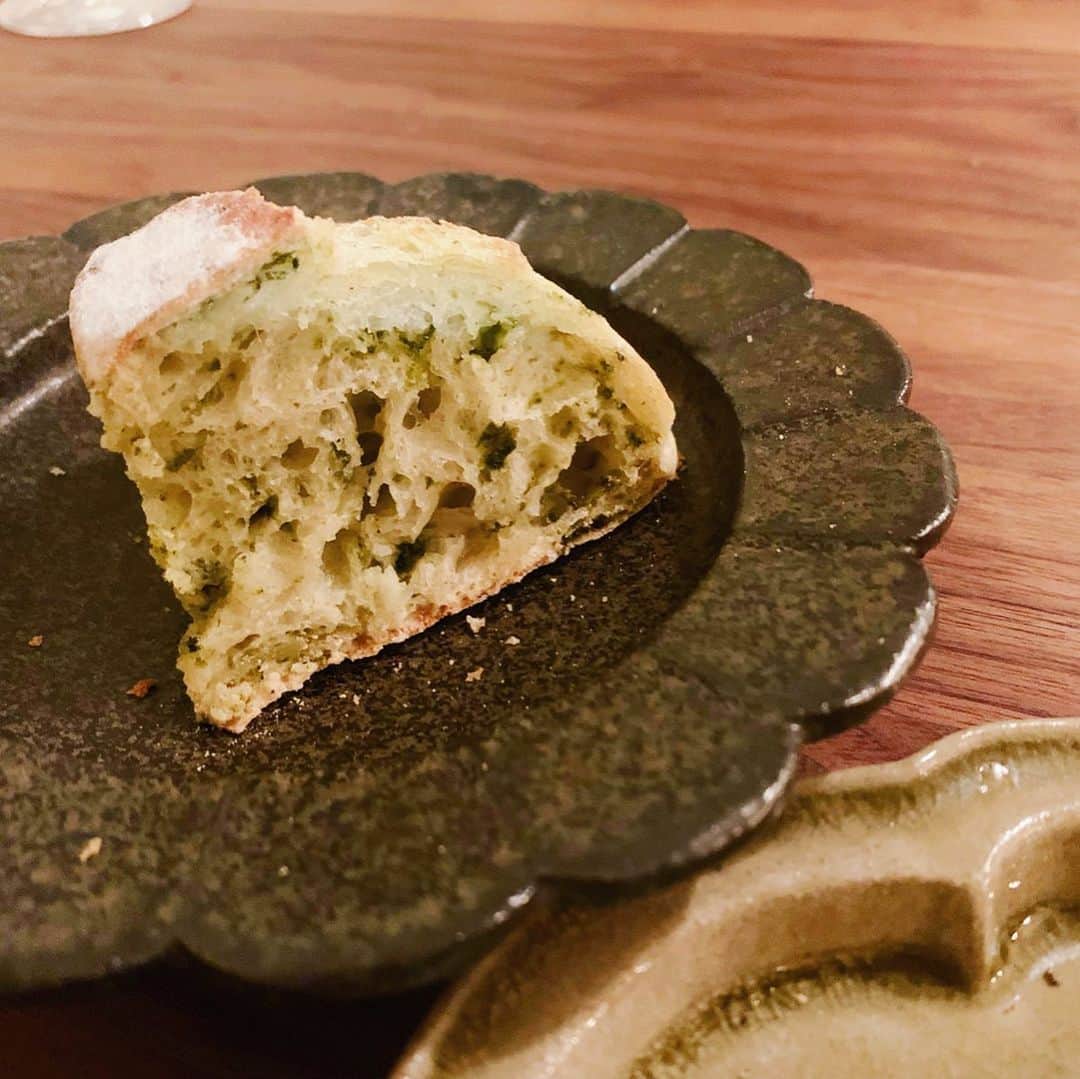 山野ゆりのインスタグラム：「昨日も大好きなお店で夜パン🍞池の端のciseはお料理もパンも大興奮する程美味しくて🥰写真1枚目のアオサのフォカッチャがお気に入り。さっきお昼におけ似の餃子を食べたけど、そういえば昨日もciseで餃子食べたよ🥟ciseのは海老の水餃子だけど、最高に美味しい♡お店のスペシャリテになりつつあるって🥟あとね、器も好き♡  #夜パン #パン飲み #パン #🍞 #池の端 #根津 #上野 #cise #加工ってすごい」
