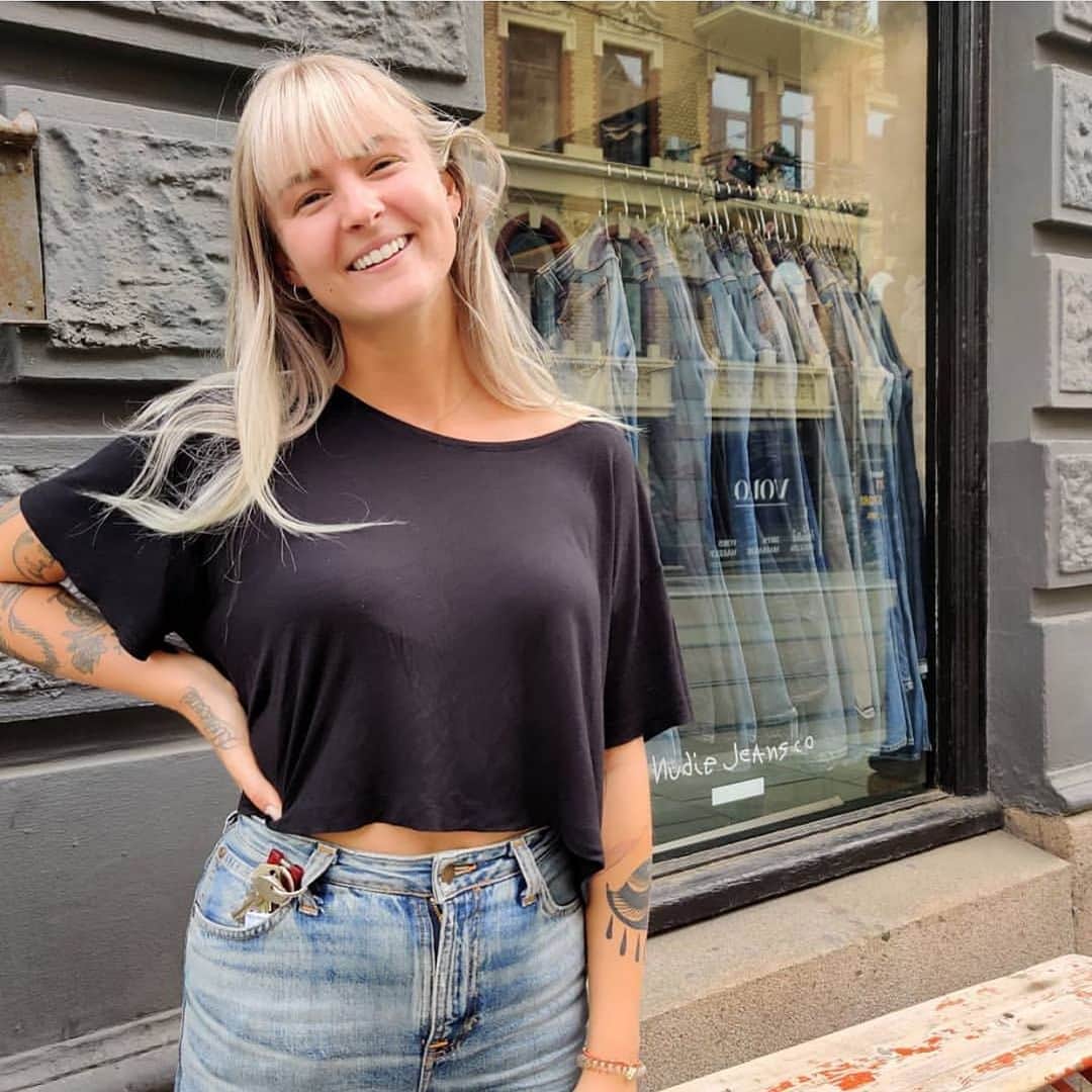 のインスタグラム：「Weekend! Feel free drop in on one of our denim specialists if you are nearby a #NJRepairShop today.  If you are looking for your nearest Repair Shop use the Store Locator on nudiejeans.com to find your way 🗺 . . . #nudiejeans #breezybritt #organicdenim」