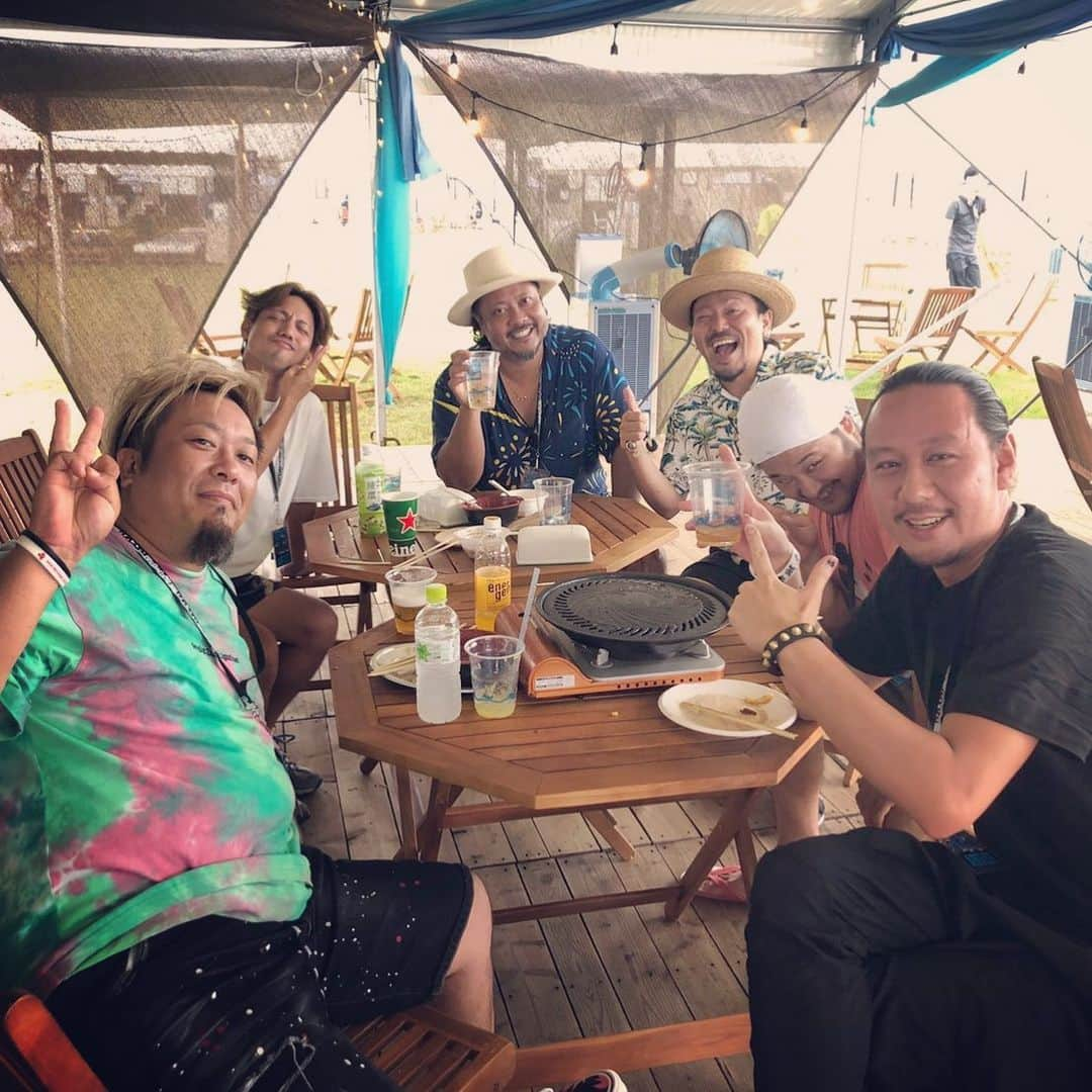 シーサーさんのインスタグラム写真 - (シーサーInstagram)「・ 沖縄アイランドグルーヴに混ざってBBQ!! まだまだ夏を追いかけて 想い出迷子。 ピス！  #BBQ #mongol800 #orangerange #パーティーダンサー #アタシ」8月24日 17時48分 - __seasir__