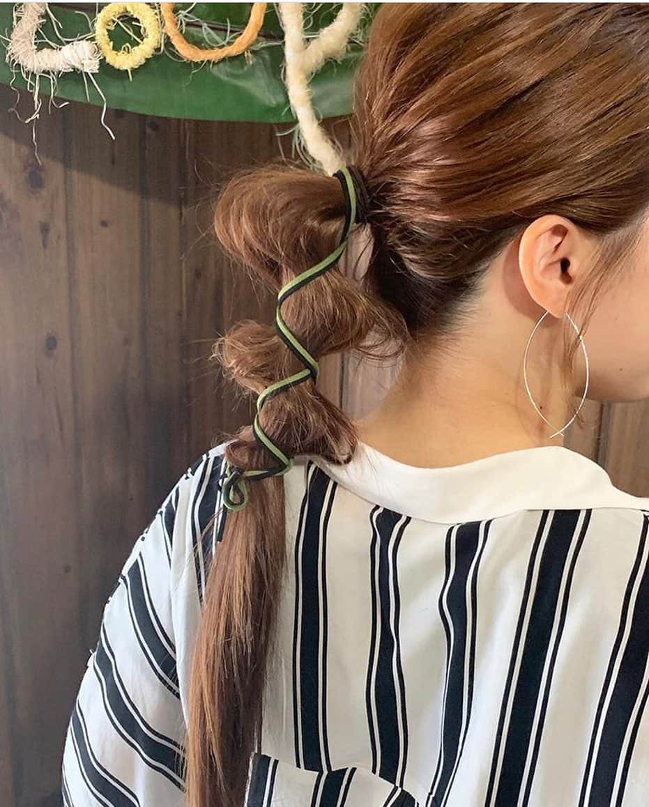 Locariのインスタグラム：「休日はピンを使わずにできる簡単ヘアアレンジに挑戦😉✨ @asuka_wakita  さんのインスタではアレンジをわかりやすく動画で紹介されているのでぜひ参考にしてみてください👀💓 . . . #ヘアアレンジ #簡単ヘアアレンジ #ヘアアレンジ動画 #ヘアアレンジ簡単 #セルフヘアアレンジ #結婚式ヘアアレンジ #ロングヘアアレンジ #可愛いヘアアレンジ #大人ヘアアレンジ #ヘアアレンジ好き #ロングヘアヘアアレンジ #夏ヘアアレンジ」
