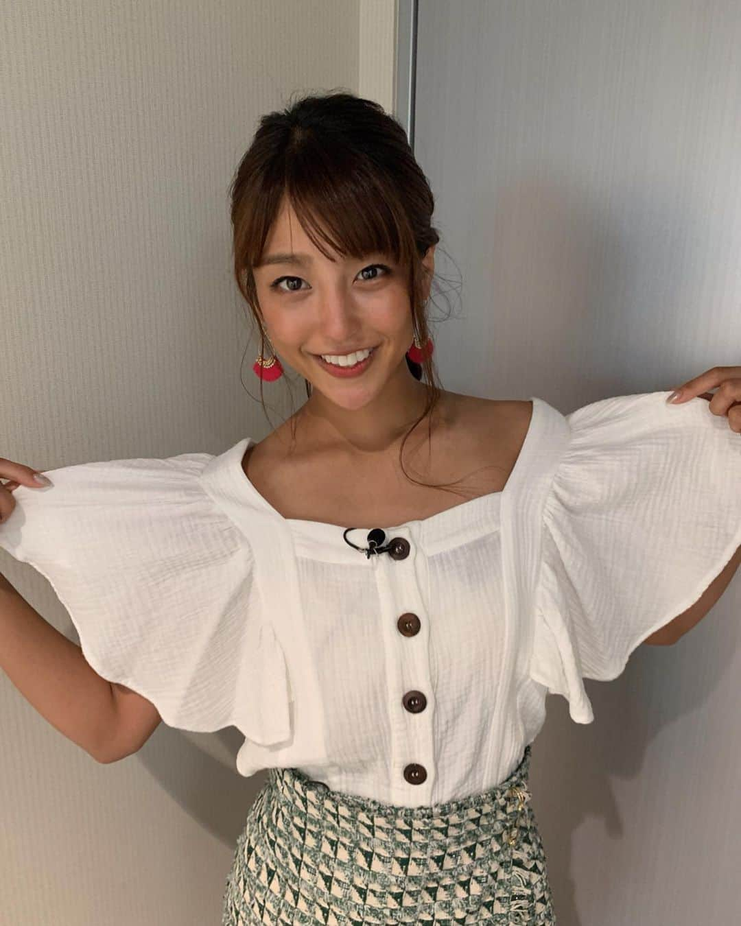 岡副麻希さんのインスタグラム写真 - (岡副麻希Instagram)「👒﻿ 仁王立ちから失礼します！﻿ 今夜の『#千鳥のジョブラバーズ』﻿ #朝日放送（25時20分〜）﻿ ﻿ #ギャロップ のおふたりが﻿ #城崎マリンワールド でお仕事体験🐬 おふたりのドアップまで見れちゃいますよ😌🎷﻿ ﻿ みなさんは水族館といえば？？﻿ 私は#天保山 ？#弁天町 ？の海遊館！遠足です👒👼🏻﻿ ﻿ 衣装#eclin」8月24日 17時57分 - maki_okazoe_official