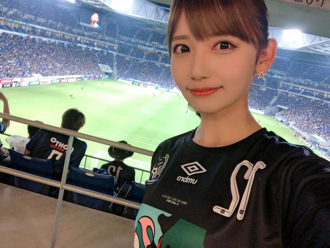 東馬場ななのインスタグラム：「⚽️ 先週はガンバエキスポ✨ 最多入場者数を記録したパナスタが、 木梨憲武さんデザインの限定ユニフォームに染まりました！ . 明日はファン感です🤩 私は初めて参加するので、ドキドキワクワク💓 ガンバサポの皆さん、一緒に楽しみましょう😇 . #GAMBAOSAKA #ガンバ大阪」