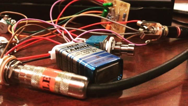井手大介のインスタグラム：「うおー！音が出た！#fuzzface 完成！#germaniumtransistors #nkt275  正にソレの音がするぜ！」
