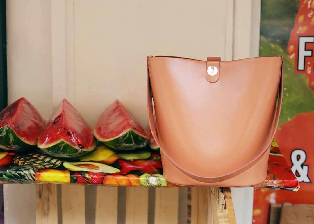 Sophie Hulmeのインスタグラム：「Summer days, summer daze. This peachy Swing bag is dreamy 🍉」