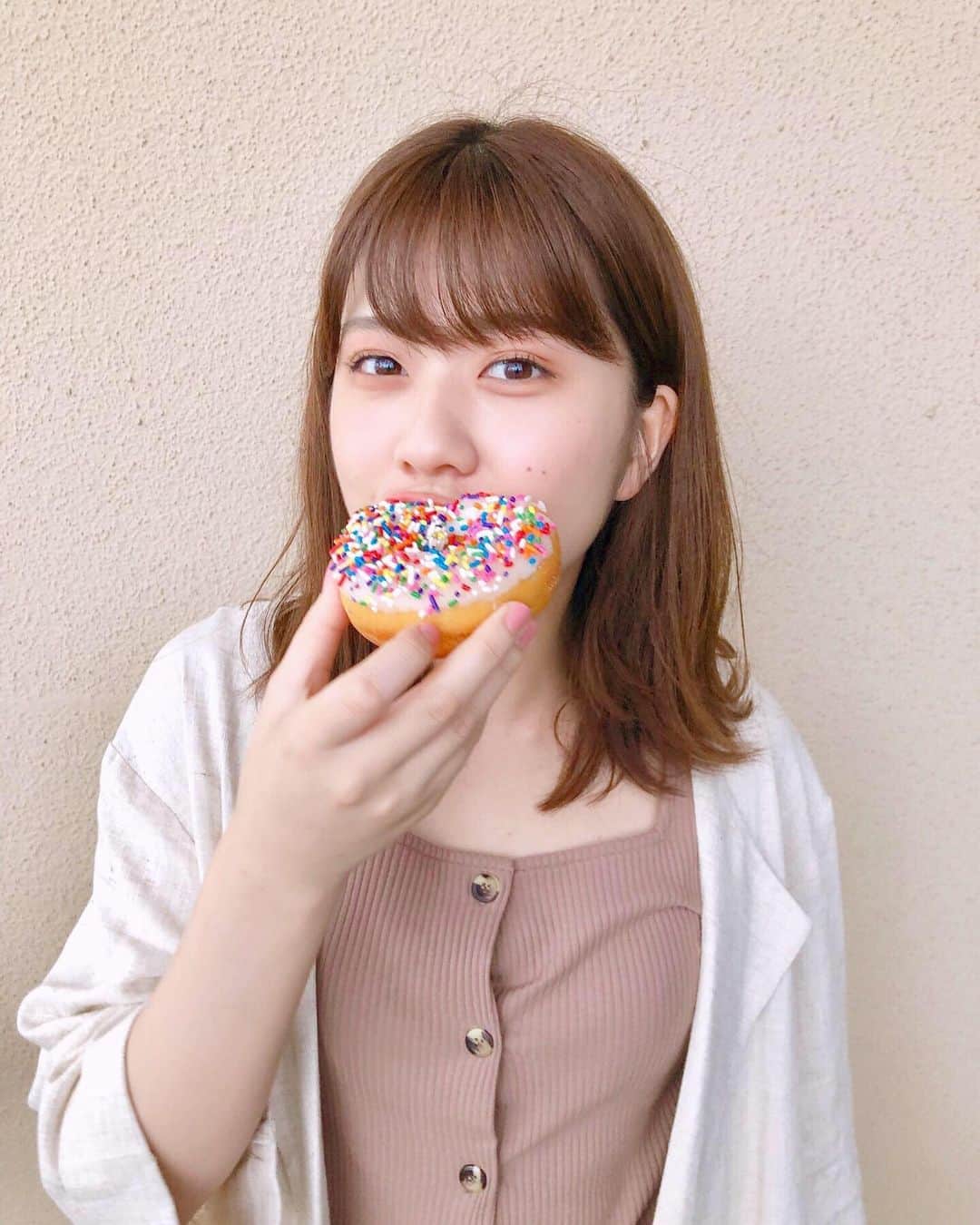 清水麻璃亜のインスタグラム：「#今日の美味しみず donuts🍩 * 料理以外はこのタグも使お〜っと！笑 🍩好きでテンション上がるんだけど ドーナツ、ドーナッツ どっちで呼びますか？？ 私はドーナツ派で、銀シャリさんのネタが好きだから、ドーナッツと聞くとドレミの歌を思い出します😂😂 #分かる人にはわかる #ドーナツ #ドーナッツ #donuts」
