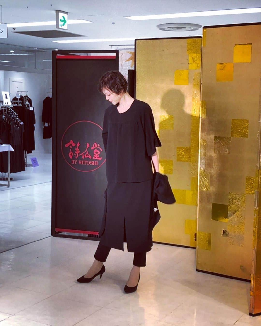 葛巻舞香さんのインスタグラム写真 - (葛巻舞香Instagram)「詩仙堂 デザイナー田村均 talk & fashion show  #詩仙堂 #田村均 #デザイナー #japan #ちりめん織り #日本女性の美しさ #手染め #手書き #デザイナーさんと突然のコラボ #ほぼアドリブウォーク #世界の中の日本 #早着替え #楽しんで #ありがとうございました」8月24日 18時41分 - maika.kzm