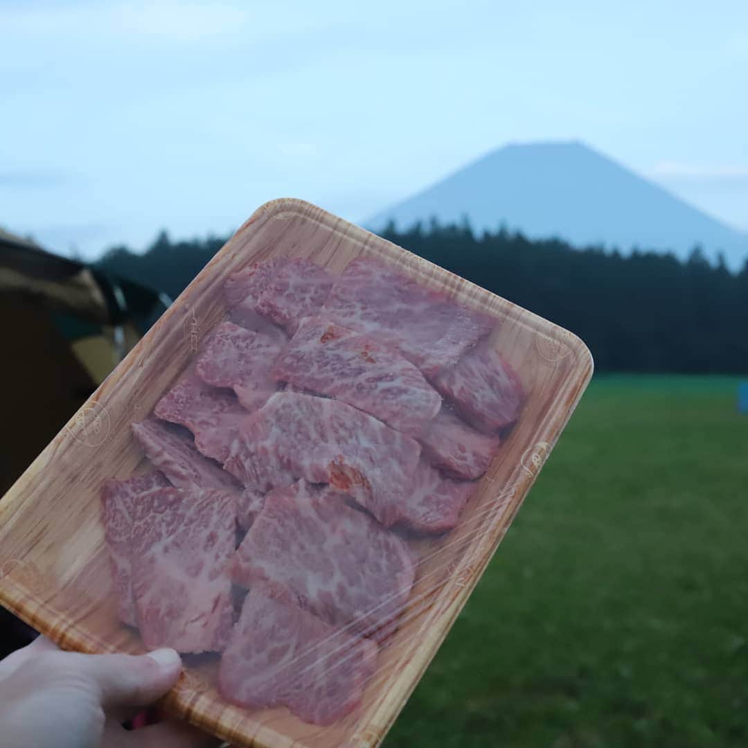 モラキジドッグさんのインスタグラム写真 - (モラキジドッグInstagram)「富士山バックにお肉🙋 持つべきはいつも人用も犬用も安心できる食材を提供してくれる問屋さんだ✋  #モラキジドッグ」8月24日 18時43分 - morakijidog