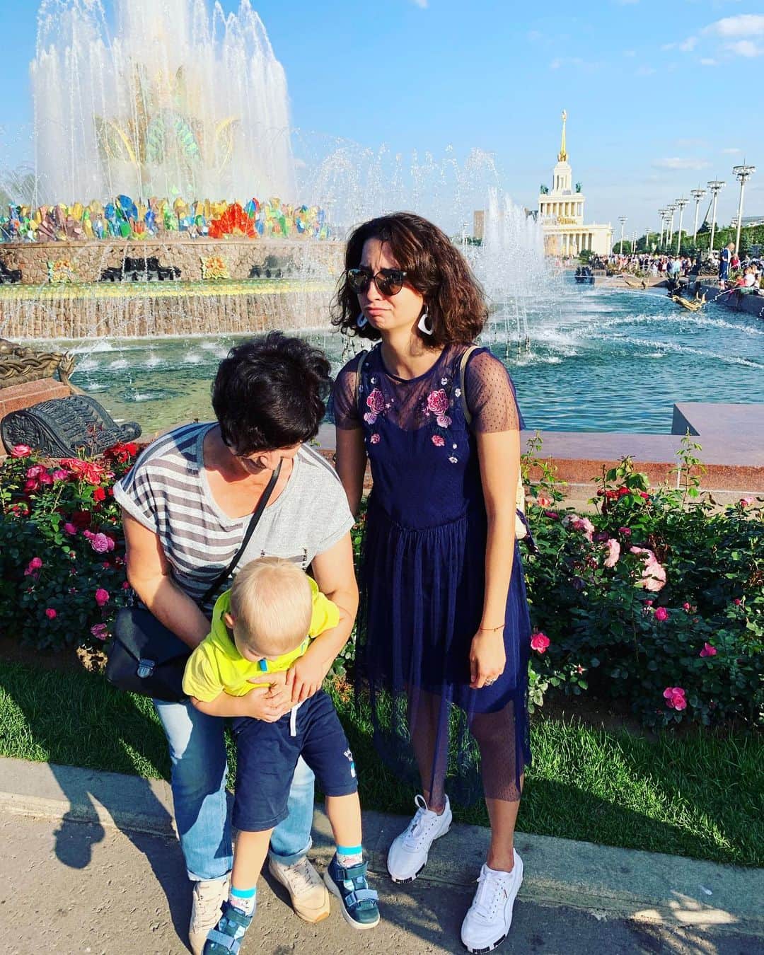 クセニヤ・モニコのインスタグラム：「Когда на ручки берут не тебя😭  #Family #Moscow #Love❤️」