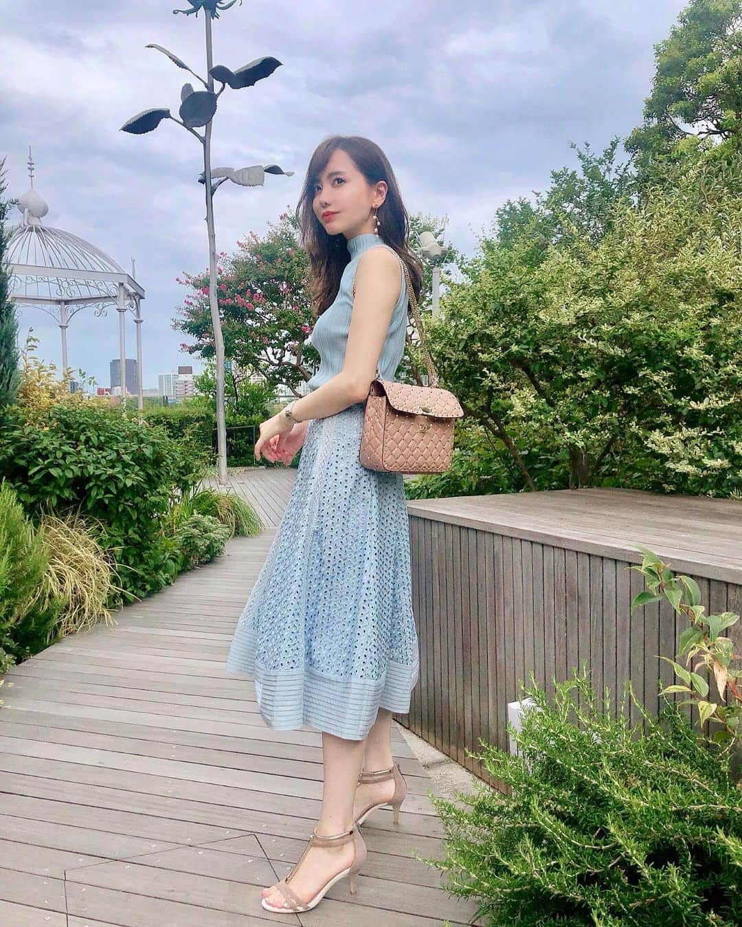 のインスタグラム：「いつぞやのホテルランチコーデ👗 女性らしく、女性らしく・・🤭 . .  tops @icb_jp  skirts @doublestandard_official  bag @maisonvalentino  shoes carino  #ootd#fashion#cordinate #doublestandardclothing #valentino#carino#icb#バッグ開いてますよコーデ」