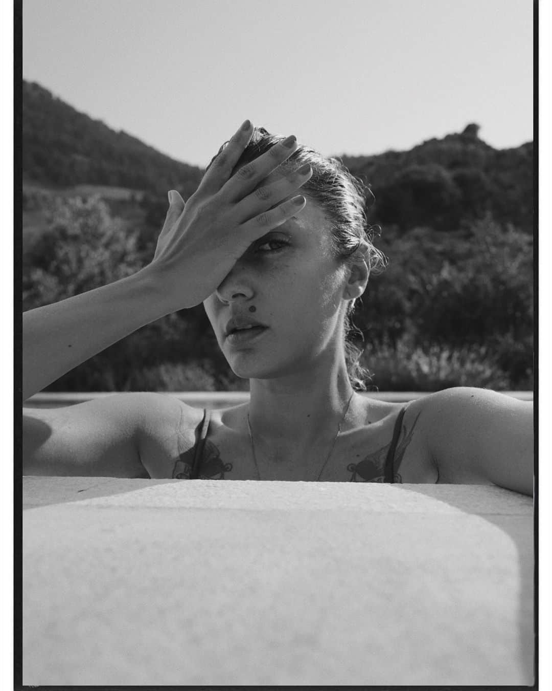 エレオノーラ・カリシさんのインスタグラム写真 - (エレオノーラ・カリシInstagram)「Summer is ending A self portrait. ➿💦」8月24日 18時53分 - eleonoracarisi