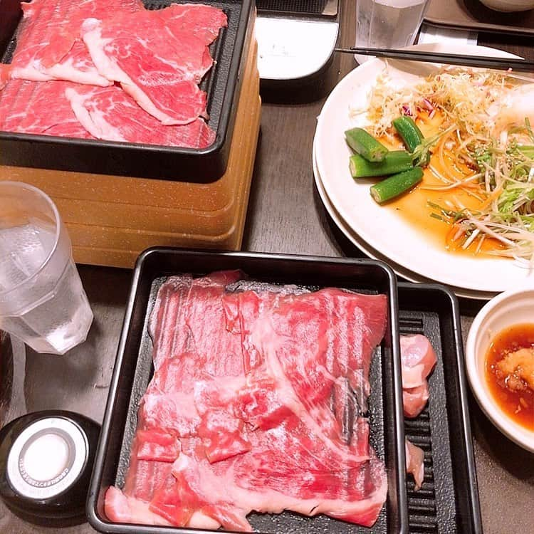 矢沢なりさんのインスタグラム写真 - (矢沢なりInstagram)「🍖肉🍖 . ぁああもう大丈夫ですぅというくらい食べて、お昼に食べたのにまだお腹いっぱい🙌食べ放題と聞いた父と娘の肉への食らいつき半端ない👍 . 「爺ちゃんあんまり気を落とさんといてな」の会🌈🌈🌈 母方祖父の為に矢沢家総出で肉を食らってきました👍❤️ . 病といっても癌では無く、むしろ薬で抑えられてるから好きなもの食べて元気になりなんし💖✨の会💛❤️💛 . 爺ちゃんは最近のエピソードで言うと、タクシーとかバスの運転手さんで、運転が大好きだったのに 年齢の為に自ら免許返還しに行った尊敬できる人✨✨ . 花札と麻雀はこの爺様からの譲り受けなのだ🌸だから私は強いぞ、花札🎴。 お医者さんによると低気圧のせいで落ち込むこともあるらしく、まあ弱気になる事もあるらしいんだけど。 . ビール飲めるなら大丈夫だな🤣🤣🤣」8月24日 18時58分 - nari_yazawa