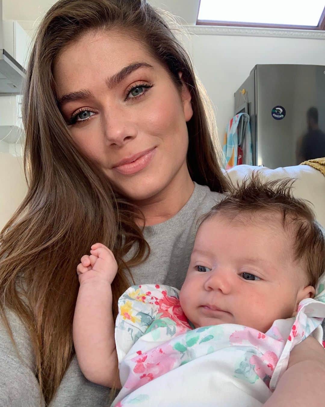 ニッキー・サンダーソンのインスタグラム：「My weekend is going to consist of snuggling this little squidge 💗  #family #love #cuddles #taylorgrace #bestfriend」