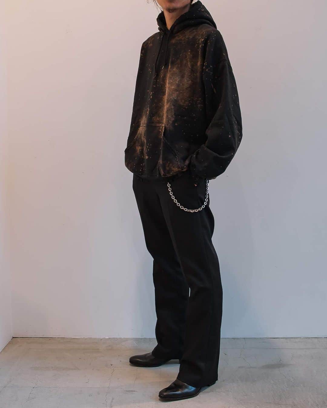 のインスタグラム：「… NEW ARRIVAL . 雰囲気のちょうど良いヴィンテージ感のあるPaint Vintage Sweat 。ペイント加工を施していて、1点1点表情が違います。それぞれの表情をお楽しみ下さい。 ドロップショルダーやゆとりを持たせた身幅や袖幅など、全体的にゆったりとしたストリート感漂うシルエットが特徴です。 ・ @sasquatchfabrix_official  #harajuku_beams  #beams」