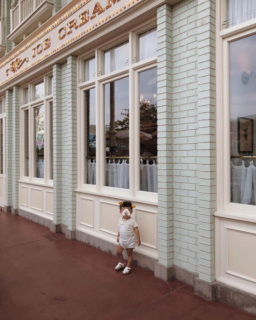 目見田早弥子のインスタグラム：「| 🏰 高校時代の親友が誘ってくれて 娘と３人でディズニーに行ってきましたꕢ ポップコーン食べてアイス食べて🍿🍨 お腹ぽんぽんの娘👶🏻☁️ 風船が重なっていてその上に プーさんが乗っているライトを気に入り どうしてもというので買ってしまった... (絶対使わんやーんと母は思う👱🏻‍♀️) 嬉しそうに 「あいちーむ、あいちーむ！」(アイスクリーム) と言ってスイッチを入れたり切ったりしていました😹 (娘にはアイスクリームに見えている) プーさんの耳もつけて、かわいい🍯 リボンとかピンクとかthe女の子というものより こういう方が似合うね🌼」