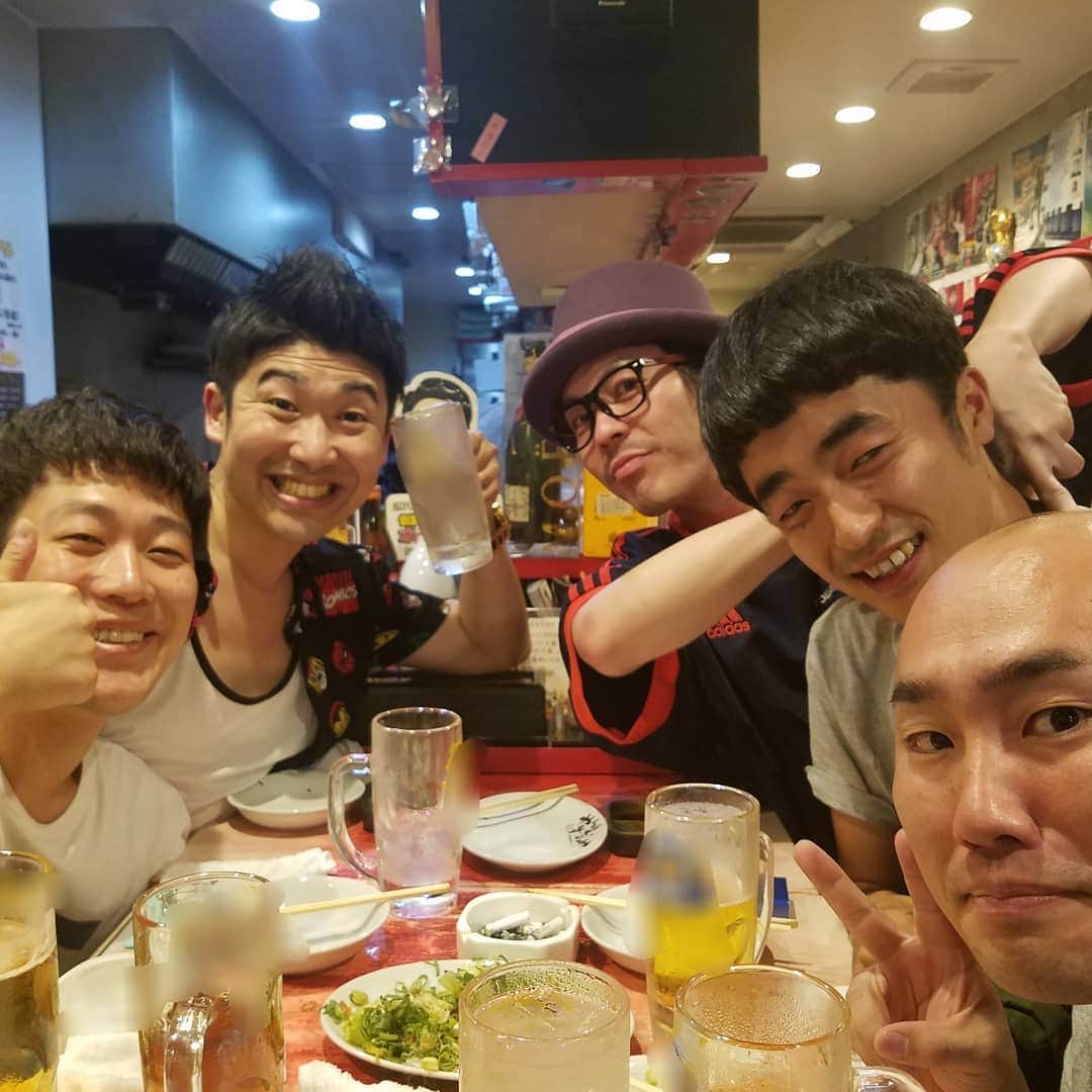 レイチェルのインスタグラム：「昨夜。  たくろうの赤木くんと一緒にONE PIECEを観て来ましたよ！  そして、ゾロのお酒の飲み方が美味しそうに見え過ぎた為に、終わってすぐに飲みに行きましたよ！  途中から、はじりくん・小西くん・玉置くんも合流してONE PIECEで言う所の『宴』をしましたよ！  ほんで、完全に仕上がりましたよ！  てことで昨日も最高に、  たぁのぉしぃーーーかったぁ～！！！！！ 😁😁😁😁🍺🍺🍺🍺🍺🎶🎶🎶🎶🎶✨✨✨✨✨」