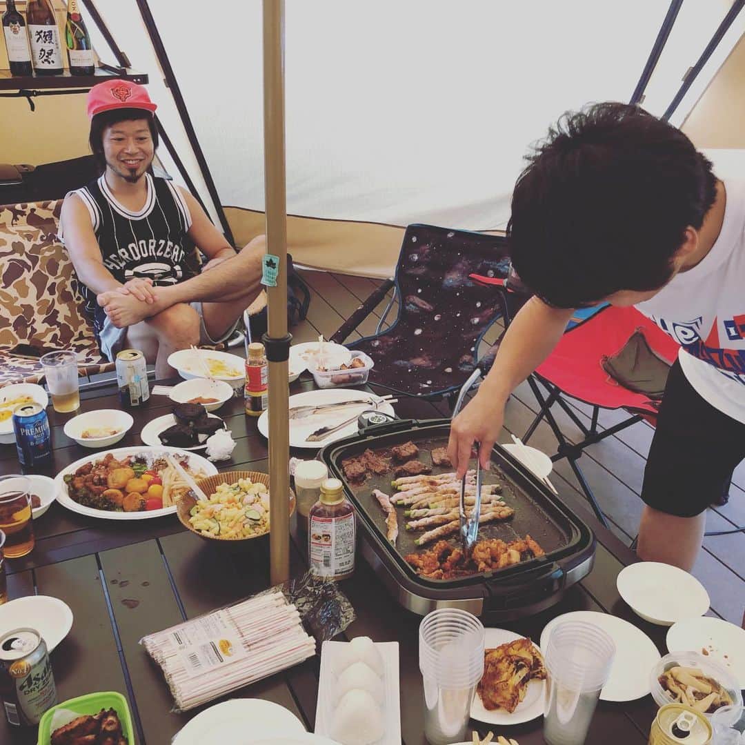 上中丈弥のインスタグラム：「一家に一台俊哉ロボやで。 今日もなかやまきんに君風のキャップで監督してます。  #イナ戦 #イナズマ戦隊 #中田俊哉」
