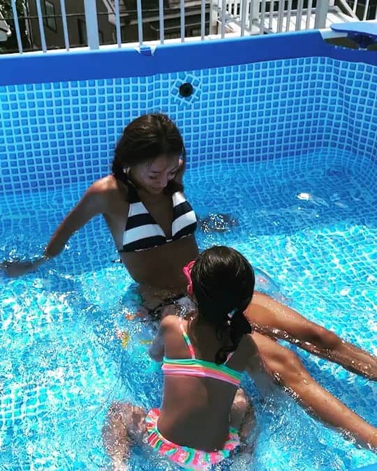 内藤陽子のインスタグラム：「夏の終わりを感じたくない🌈 ずっとずっと夏でいてくれ。 #2019夏 #幸せ時間 #焼くことに貪欲  #お盆は #ほぼ屋上 #水道代が怖い #そんな #アラフォー」