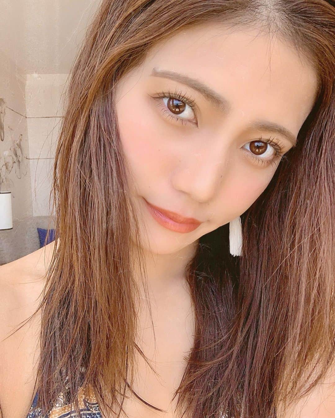 のインスタグラム：「コスメレポ🧡 今回はファンデーション♡ ＊ マキアージュから出た新作の #ドラマティックジェリーコンパクト を 旅行に持っていったよ🙆🏻‍♀️ ＊ 私は肌がだいぶ焼けてしまったから カラーは03にしました♡ ＊ ＊ このファンデーションは、 ”高密着ジェリーファンデ”っていって 高密着ジェリーが配合されてるから ムラなく均一にカバーできるのが特徴☺️ ＊ 塗ったらしっとりピタッと密着する感じで、 時間が経っても乾燥しなかったです♡ 使った感じは自然なツヤ肌で ファンデ塗ってる感があんまりないから 自然にカバーしてくれるって印象♡ ＊ そして見た目は クッションファンデみたいやけど、 それとはまた違って これ本当にすごい。と思った。 1枚目の写真は海で遊んだ後なんやけど 結構顔汗かいたし水かかったのに ほとんど崩れが気にならない🙆🏻‍♀️！ ＊ 旅行ってメイク崩れやすいけど ほんとに崩れにくいから助かりました😭✨ ＊ SPF30で日焼け対策もできるから 夏用ファンデ探してる子は ぜひ使ってみてね◟⌣̈⃝◞🧡 ＊ ＊ ＊ #コスメレポ #新作コスメ #コスメマニア #クッションファンデ #ファンデーション #ベースメイク #ツヤ肌 #ツヤ肌メイク #透明感メイク #美肌 #カバー力 #ベースメイク #毎日メイク #高密着ジェリー #マキアージュ #like #pr #cosme #instagood」