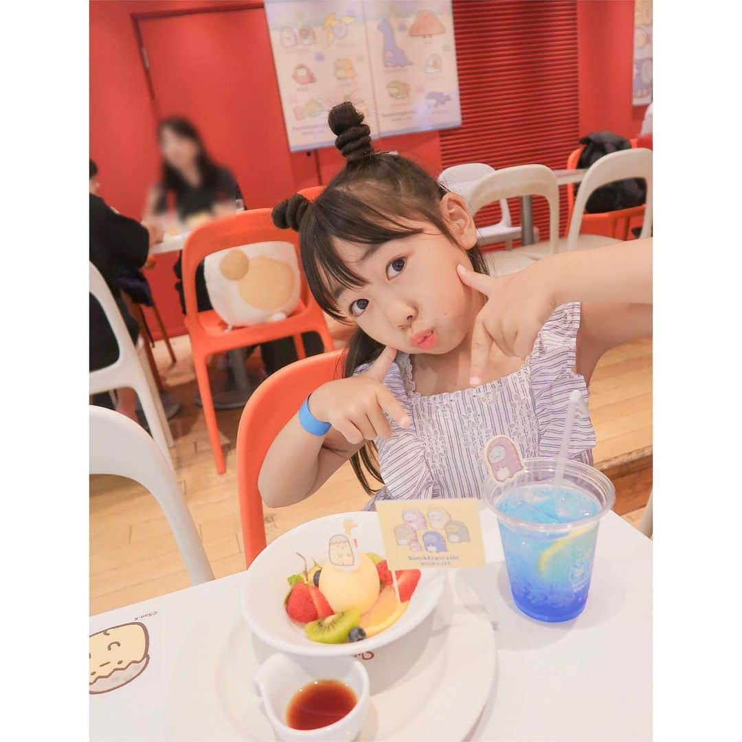 かなさんのインスタグラム写真 - (かなInstagram)「． あんなとデートの行き先は☞ すみっコカフェ☕️🧡💛💚 ． ぬいぐるみ隣に座らせて一緒に食べれたりすみっコ好きにはたまらない🥺💕 喜んでくれて嬉しかった🥰 ． あんなが大人になって結婚したり子供を産んだり👶🏻 もし遠くへ住むようになったりしても、いつでも頼ってもらえるような母になりたいしずっと仲良しでいたい😌💕 まだまだ先のことだけどそんな事を最近よくおもう💫 ． ． #娘#愛娘#デート#小学生#すみっコぐらし#すみっコぐらしカフェ」8月24日 19時17分 - kana_s0130