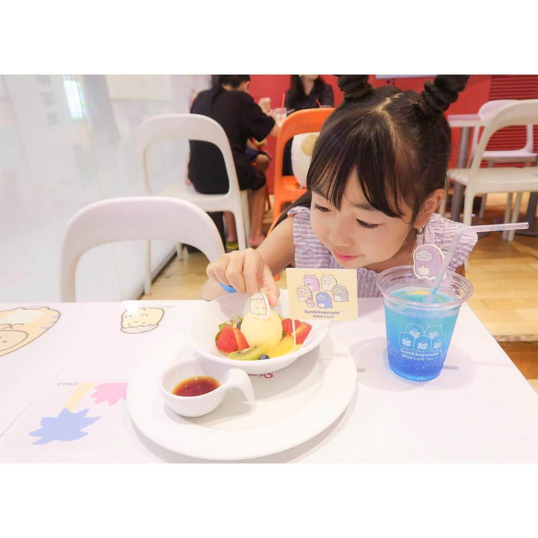 かなさんのインスタグラム写真 - (かなInstagram)「． あんなとデートの行き先は☞ すみっコカフェ☕️🧡💛💚 ． ぬいぐるみ隣に座らせて一緒に食べれたりすみっコ好きにはたまらない🥺💕 喜んでくれて嬉しかった🥰 ． あんなが大人になって結婚したり子供を産んだり👶🏻 もし遠くへ住むようになったりしても、いつでも頼ってもらえるような母になりたいしずっと仲良しでいたい😌💕 まだまだ先のことだけどそんな事を最近よくおもう💫 ． ． #娘#愛娘#デート#小学生#すみっコぐらし#すみっコぐらしカフェ」8月24日 19時17分 - kana_s0130