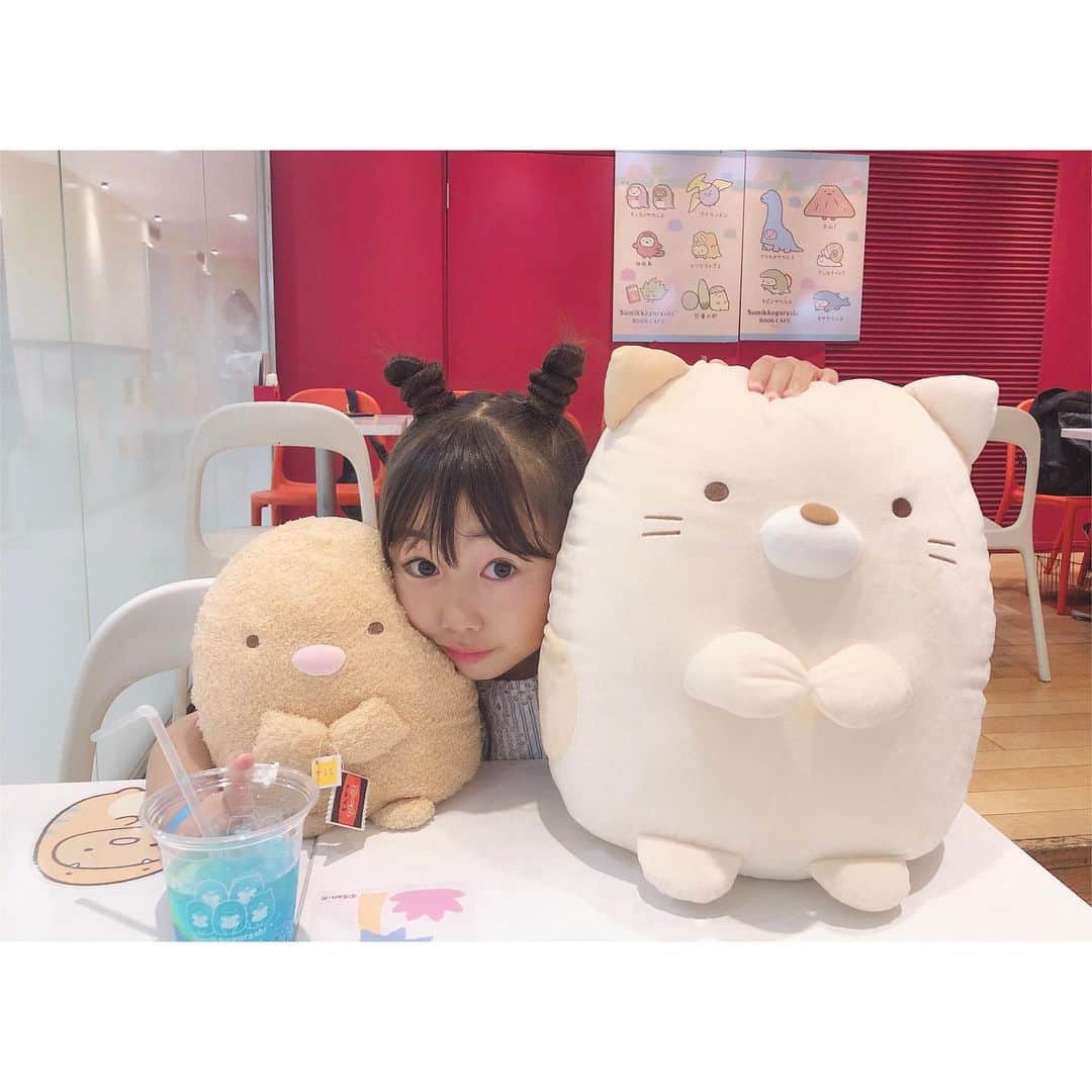 かなのインスタグラム：「． あんなとデートの行き先は☞ すみっコカフェ☕️🧡💛💚 ． ぬいぐるみ隣に座らせて一緒に食べれたりすみっコ好きにはたまらない🥺💕 喜んでくれて嬉しかった🥰 ． あんなが大人になって結婚したり子供を産んだり👶🏻 もし遠くへ住むようになったりしても、いつでも頼ってもらえるような母になりたいしずっと仲良しでいたい😌💕 まだまだ先のことだけどそんな事を最近よくおもう💫 ． ． #娘#愛娘#デート#小学生#すみっコぐらし#すみっコぐらしカフェ」