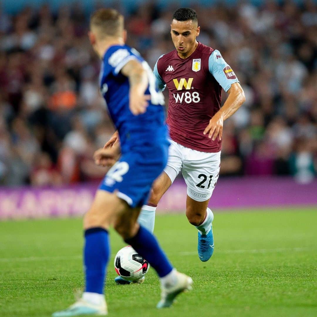 アンワル・エル・ガジのインスタグラム：「Very happy with the 3 points and my first Premier League goal. The atmosphere was amazing. Thank you @avfcofficial fans ❤️💯」
