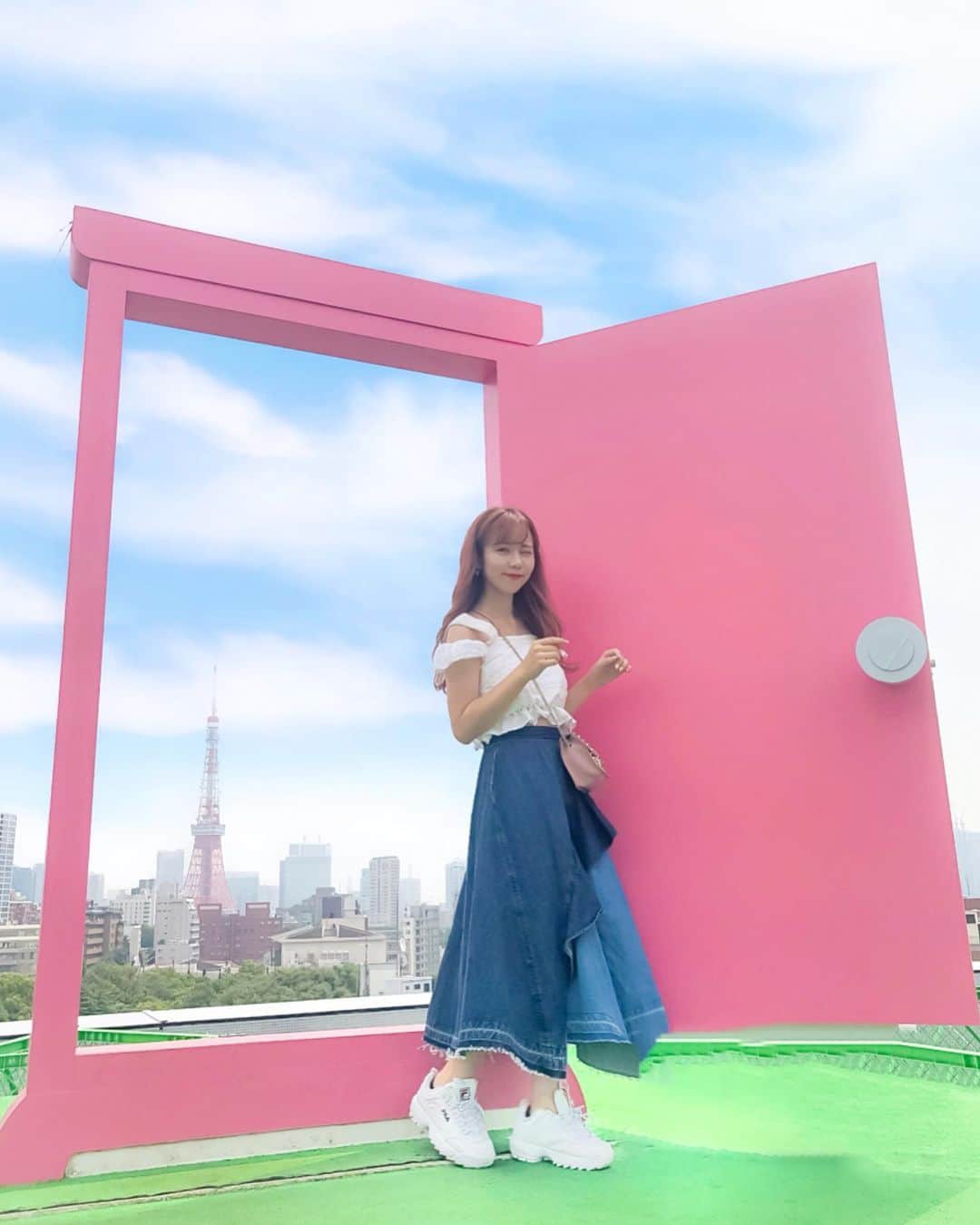 tomomi ❤︎ よしはしともみ ❤︎さんのインスタグラム写真 - (tomomi ❤︎ よしはしともみ ❤︎Instagram)「. . どこでもドア発見〜🚪🎀 . 小さい子に混じってテレ朝夏祭り行ってきた🎈笑 ドラえもんとも写真いっぱい撮ったよ〜🎠💕 . 屋上のスカイフードテラスに このピンクのどこでもドアがあったの💒☁️ しかも奥には東京タワーが映るようになってた🗼♡ . #tvasahi #roppongi #doraemon #dokodemodoor #pink #photogenic #ootd #mercuryduo #furfur #fila #furla #テレビ朝日 #テレ朝 #テレ朝夏祭り #テレ朝夏祭り2019 #どこでもドア #ドラえもん #ピンクスポット #コーデ #マーキュリーデュオ #ファーファー #フィラ #フルラ #メトロポリス」8月24日 19時29分 - tomomi_yoshihashi