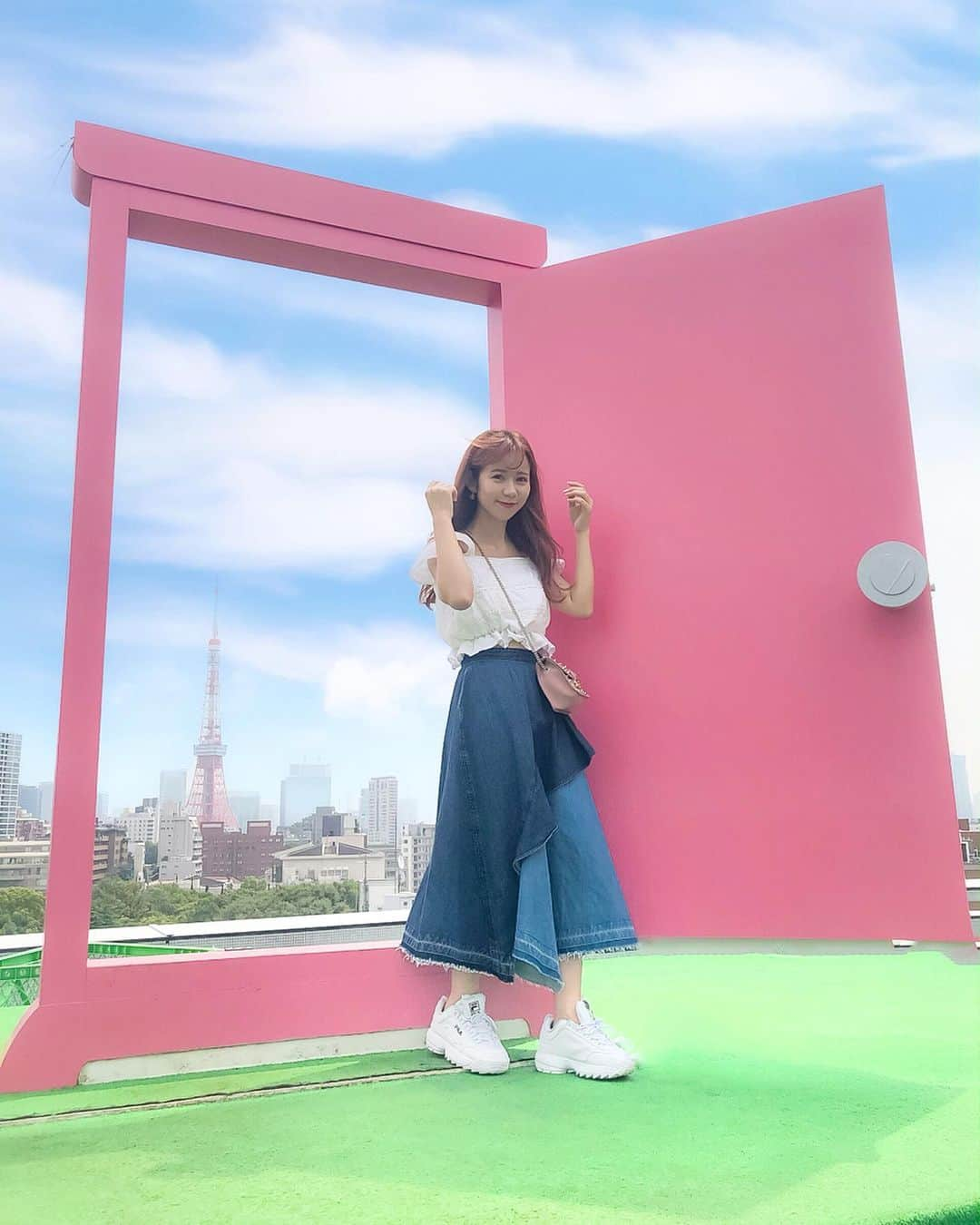 tomomi ❤︎ よしはしともみ ❤︎さんのインスタグラム写真 - (tomomi ❤︎ よしはしともみ ❤︎Instagram)「. . どこでもドア発見〜🚪🎀 . 小さい子に混じってテレ朝夏祭り行ってきた🎈笑 ドラえもんとも写真いっぱい撮ったよ〜🎠💕 . 屋上のスカイフードテラスに このピンクのどこでもドアがあったの💒☁️ しかも奥には東京タワーが映るようになってた🗼♡ . #tvasahi #roppongi #doraemon #dokodemodoor #pink #photogenic #ootd #mercuryduo #furfur #fila #furla #テレビ朝日 #テレ朝 #テレ朝夏祭り #テレ朝夏祭り2019 #どこでもドア #ドラえもん #ピンクスポット #コーデ #マーキュリーデュオ #ファーファー #フィラ #フルラ #メトロポリス」8月24日 19時29分 - tomomi_yoshihashi