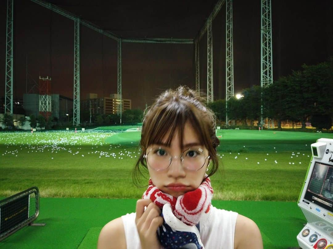 菜乃花さんのインスタグラム写真 - (菜乃花Instagram)「菜乃花30歳ということでゴルフデビュー⛳️ . . なんだかんだで長く続けれる趣味を持とうかなと、思い切ってゴルフを始めました☺️！ 今回まずは打ちっぱなしへ！  コースに行く前に靴だけ履いておこうと思って靴を履いてスコート履いてそれに合わせて私服着たらすっかりゴルフウェアみたいになりました。笑  地元でバイト先の店長とかみんなでたまに行ってた事があって昔の記憶を頼りにしつつ、今回普通に初心者どうしで行ったから中々カオスでめちゃくちゃ楽しかったです😊笑  スイングの癖が強すぎてチェルシーに爆笑されて、 帰って動画みて自分でドン引きして爆笑しました。  癖が強すぎるスイング動画は編集してアップするのでお楽しみにしててください💓笑」8月24日 19時29分 - nanoka0707