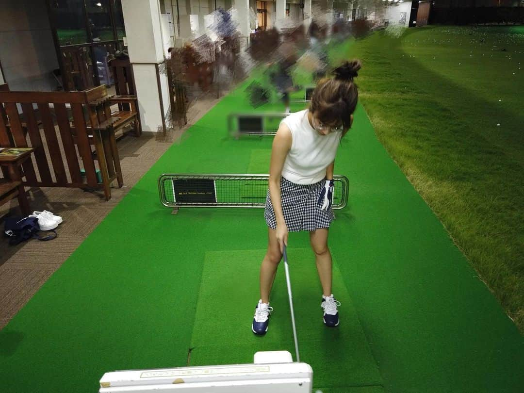 菜乃花さんのインスタグラム写真 - (菜乃花Instagram)「菜乃花30歳ということでゴルフデビュー⛳️ . . なんだかんだで長く続けれる趣味を持とうかなと、思い切ってゴルフを始めました☺️！ 今回まずは打ちっぱなしへ！  コースに行く前に靴だけ履いておこうと思って靴を履いてスコート履いてそれに合わせて私服着たらすっかりゴルフウェアみたいになりました。笑  地元でバイト先の店長とかみんなでたまに行ってた事があって昔の記憶を頼りにしつつ、今回普通に初心者どうしで行ったから中々カオスでめちゃくちゃ楽しかったです😊笑  スイングの癖が強すぎてチェルシーに爆笑されて、 帰って動画みて自分でドン引きして爆笑しました。  癖が強すぎるスイング動画は編集してアップするのでお楽しみにしててください💓笑」8月24日 19時29分 - nanoka0707