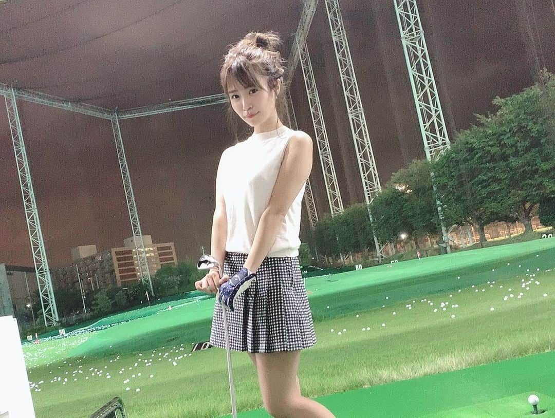 菜乃花さんのインスタグラム写真 - (菜乃花Instagram)「菜乃花30歳ということでゴルフデビュー⛳️ . . なんだかんだで長く続けれる趣味を持とうかなと、思い切ってゴルフを始めました☺️！ 今回まずは打ちっぱなしへ！  コースに行く前に靴だけ履いておこうと思って靴を履いてスコート履いてそれに合わせて私服着たらすっかりゴルフウェアみたいになりました。笑  地元でバイト先の店長とかみんなでたまに行ってた事があって昔の記憶を頼りにしつつ、今回普通に初心者どうしで行ったから中々カオスでめちゃくちゃ楽しかったです😊笑  スイングの癖が強すぎてチェルシーに爆笑されて、 帰って動画みて自分でドン引きして爆笑しました。  癖が強すぎるスイング動画は編集してアップするのでお楽しみにしててください💓笑」8月24日 19時29分 - nanoka0707