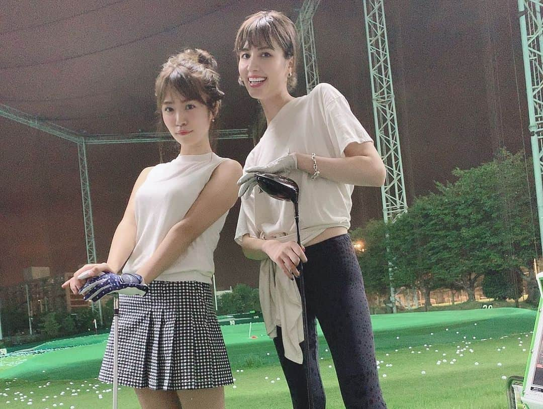 菜乃花さんのインスタグラム写真 - (菜乃花Instagram)「菜乃花30歳ということでゴルフデビュー⛳️ . . なんだかんだで長く続けれる趣味を持とうかなと、思い切ってゴルフを始めました☺️！ 今回まずは打ちっぱなしへ！  コースに行く前に靴だけ履いておこうと思って靴を履いてスコート履いてそれに合わせて私服着たらすっかりゴルフウェアみたいになりました。笑  地元でバイト先の店長とかみんなでたまに行ってた事があって昔の記憶を頼りにしつつ、今回普通に初心者どうしで行ったから中々カオスでめちゃくちゃ楽しかったです😊笑  スイングの癖が強すぎてチェルシーに爆笑されて、 帰って動画みて自分でドン引きして爆笑しました。  癖が強すぎるスイング動画は編集してアップするのでお楽しみにしててください💓笑」8月24日 19時29分 - nanoka0707