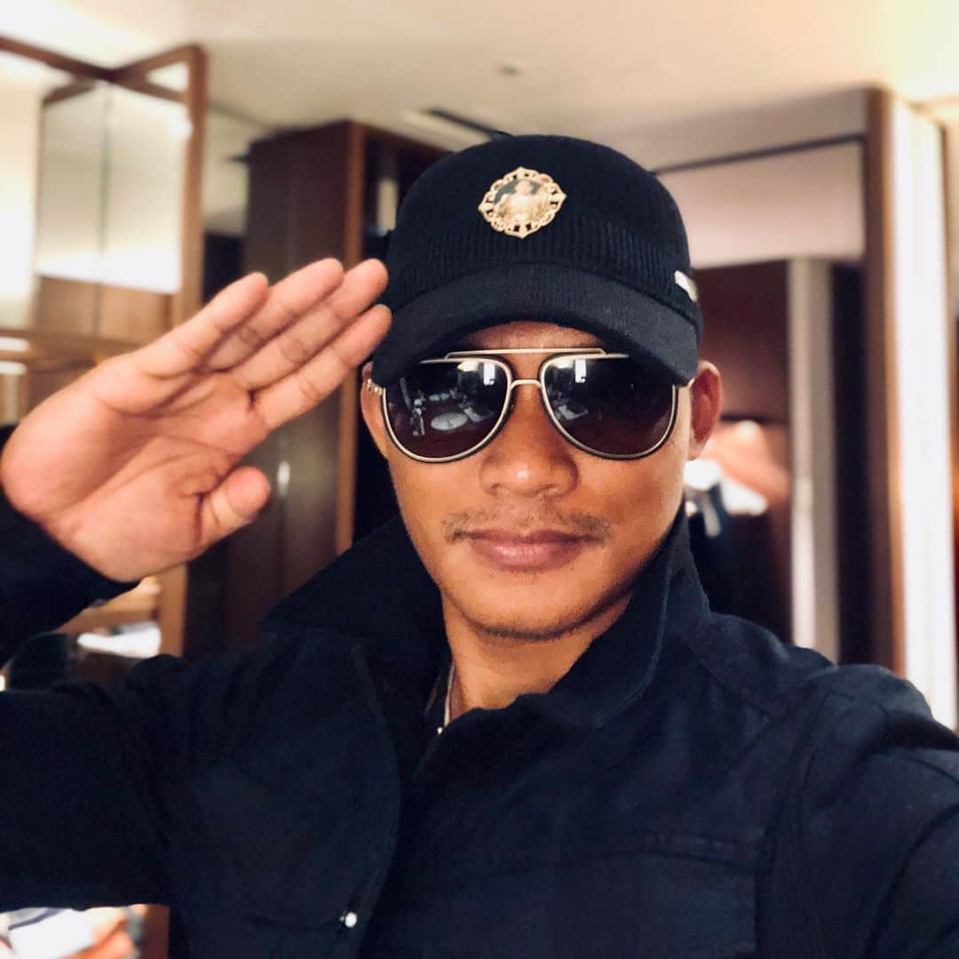 トニー・ジャーのインスタグラム：「Says hi to everyone thank you for your support.」