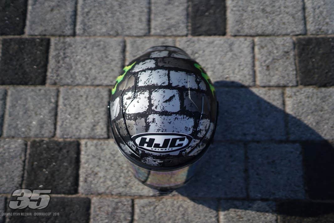 カル・クラッチローのインスタグラム：「Silver. Stone … 🇬🇧 @hjchelmets @monsterenergy 📸 @cormacgp」