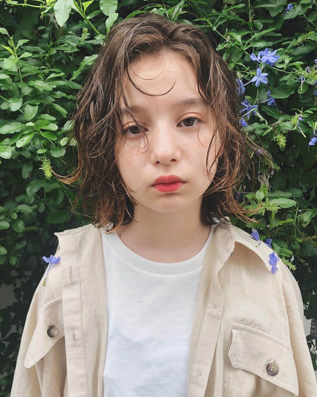 カワシリアツシのインスタグラム：「明日、明後日まだご予約お取りできます◎ ・ ・ ・ ・ブリーチの回数がわからない。 ・値段が気になる。 ・ダメージが心配。など なんでもご気軽にご相談ください😊 ・ ご予約やご相談はDM・LINEにて待ちしております。 ・ ・ ・  #アディクシー #イルミナカラー  #外国人風カラー #ミニボブ #切りっぱなしボブ #ハイライト #外ハネ #グラデーション #ベージュ#ポートレート #Wカラー #ストキュア #美容学生 #撮影 #ウルフヘア #ウルフカット  #ショートヘア #グレージュ  #ブルージュ #ブリーチ #portrait #フィルムカメラ #hairstyle #ショートカット #haircolor #ハイトーン #데일리룩 #时尚 #แฟชั่น#デジキュア」