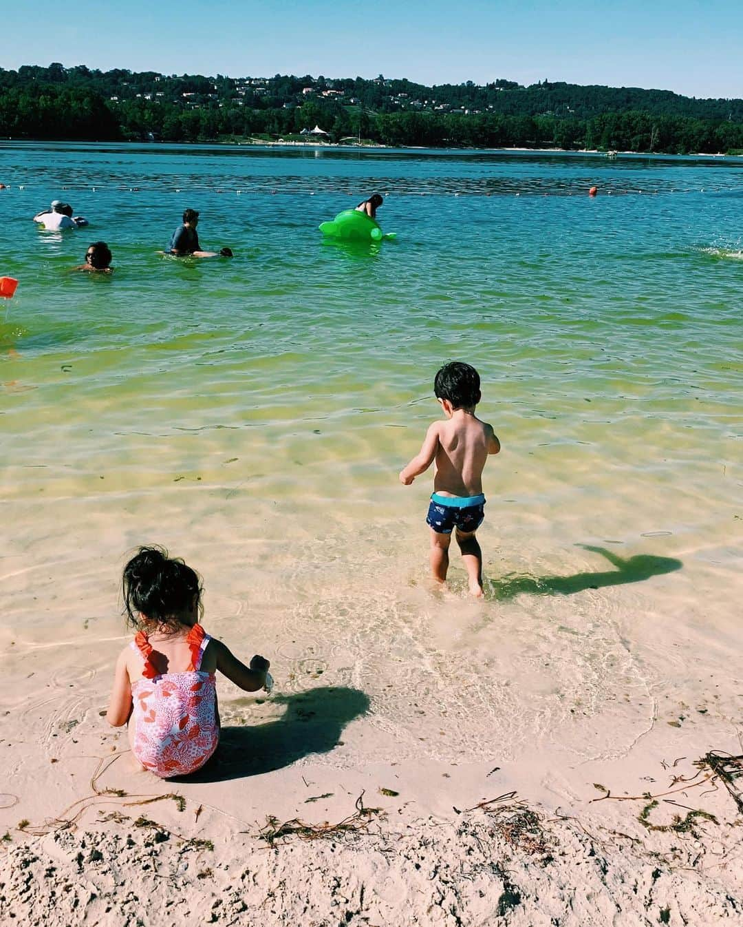 エリナ シルカさんのインスタグラム写真 - (エリナ シルカInstagram)「Beach day 👙🕶🏖 リヨンにも素敵なビーチがありました！水はものすごく冷たかったけどね😀 そしてさっちゃんは写真撮ったら必ずチェックが入るようになりました😂😂 チビモデルまっしぐら。笑 * * * * #twins #boygirltwins #toddlerfashion #toddlertravel #france #lyon #beachday #funinthesun #双子 #双子ママ #双子育児 #双子コーデ #ベビーファッション #ベビーモデル #ポージング完璧 #2歳10ヶ月 #フランス #リヨン#子連れビーチ #子連れ旅行」8月24日 19時38分 - laura_elina_ymd