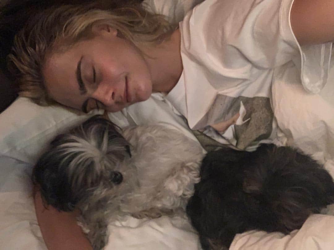 カーラ・デルヴィーニュのインスタグラム：「Night in with my faves @waltergeneolivianewtonjohn」