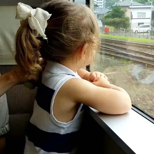 ピーチフラワーのインスタグラム：「2歳のMomo💓 エルサに成りきって 「ありのぉ～まなのぉ～」 とよく歌ってました🎤 ・ ・ #Let It Go #ありのままで #ピーチフラワー #今から動画アップします」