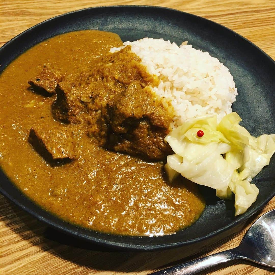 のインスタグラム：「お！ インデアンカレー的なのを作ろうと、黄桃とバナナでビーフカレー。なのでピクルスはキャベツで。これはこれで美味しいけれど、インデアンカレーには東京ー大阪どころではないほど遠〜い距離がある。 #欧風カレー #スパイスカレー #どっちが好き #どっちも好き #おれのカレー #なんだか #だんだん #まとまってきた感 #がんばれ松本」