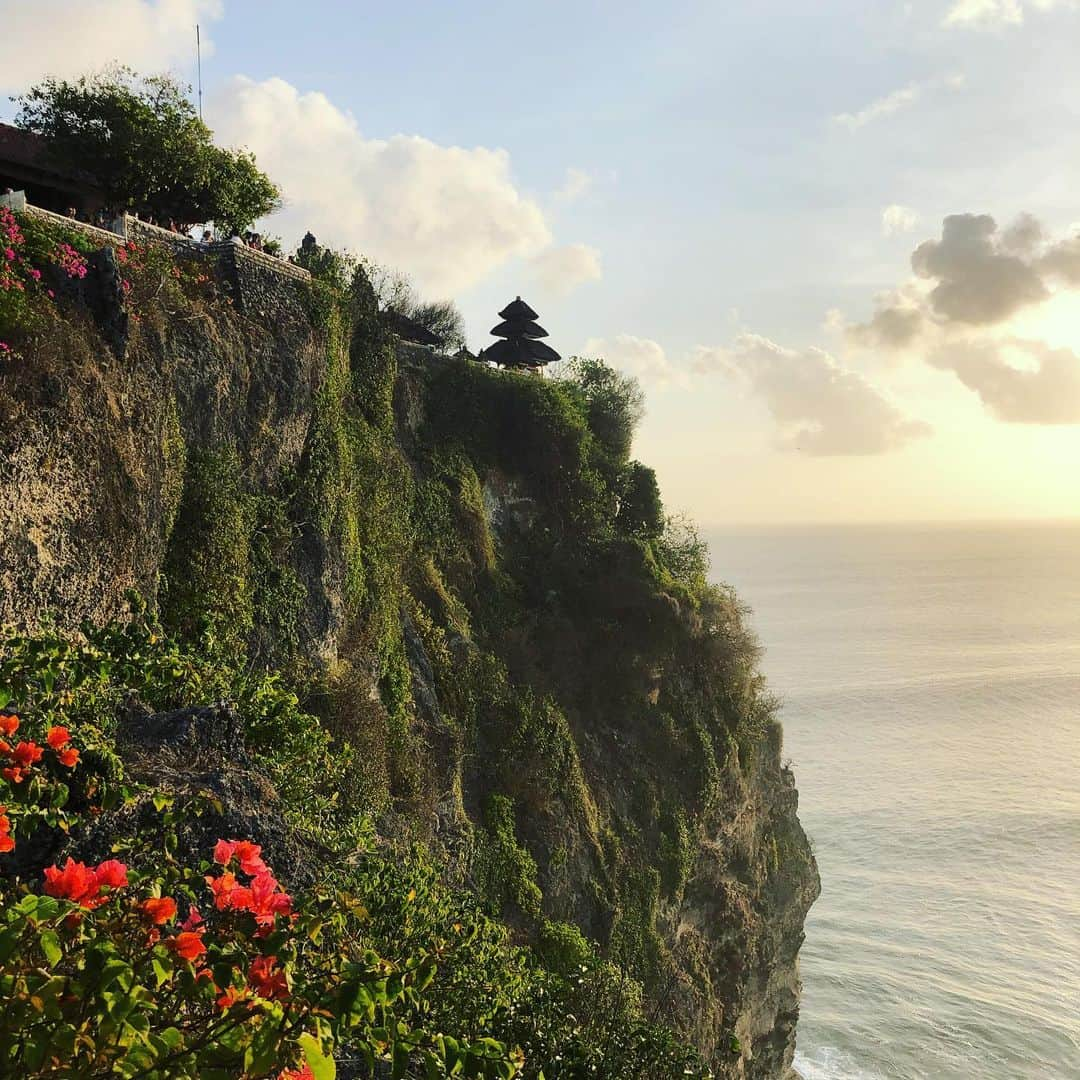 エビアン・クーさんのインスタグラム写真 - (エビアン・クーInstagram)「BALI BALI 🌴 Everyday under the sun, had such a great vacation. Thanks for the invite you guys, had so much fun catching up on life @magnumc @roryfromholland シュノーケリングしたり、海プールで泳いでたりずっと太陽の下で過ごしてたこの日々。バイクでも色んなところ行ってちょっと危ないからオススメしないけど最高のバケーションでした。最初は怖い目にあったりしたけど友達もいたし心強かったかな。これで元気もらってハワイに戻ります。」8月25日 6時36分 - avian_official