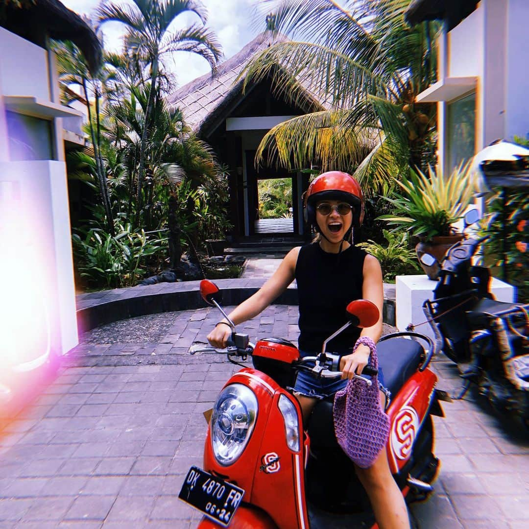 エビアン・クーさんのインスタグラム写真 - (エビアン・クーInstagram)「BALI BALI 🌴 Everyday under the sun, had such a great vacation. Thanks for the invite you guys, had so much fun catching up on life @magnumc @roryfromholland シュノーケリングしたり、海プールで泳いでたりずっと太陽の下で過ごしてたこの日々。バイクでも色んなところ行ってちょっと危ないからオススメしないけど最高のバケーションでした。最初は怖い目にあったりしたけど友達もいたし心強かったかな。これで元気もらってハワイに戻ります。」8月25日 6時36分 - avian_official