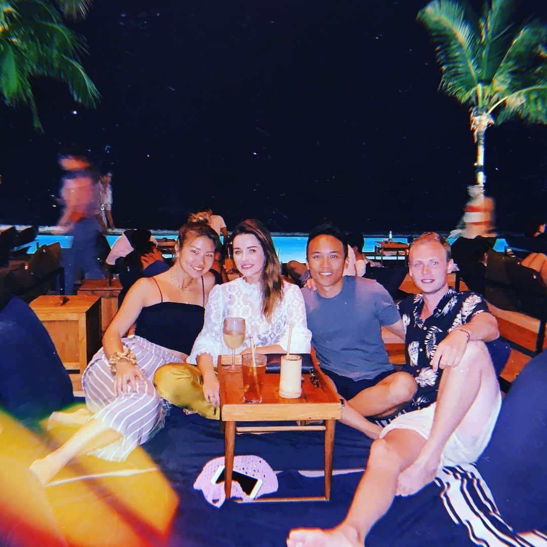 エビアン・クーさんのインスタグラム写真 - (エビアン・クーInstagram)「BALI BALI 🌴 Everyday under the sun, had such a great vacation. Thanks for the invite you guys, had so much fun catching up on life @magnumc @roryfromholland シュノーケリングしたり、海プールで泳いでたりずっと太陽の下で過ごしてたこの日々。バイクでも色んなところ行ってちょっと危ないからオススメしないけど最高のバケーションでした。最初は怖い目にあったりしたけど友達もいたし心強かったかな。これで元気もらってハワイに戻ります。」8月25日 6時36分 - avian_official