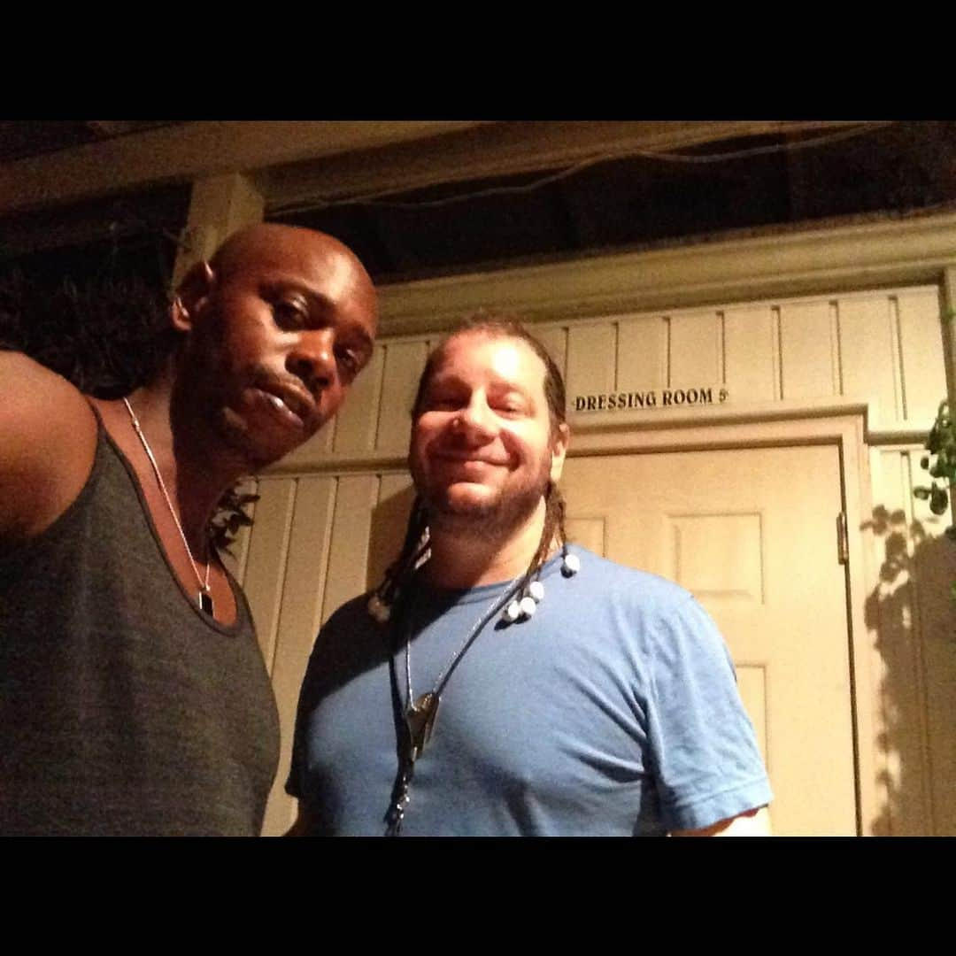 ジェフリー・ロスさんのインスタグラム写真 - (ジェフリー・ロスInstagram)「Happy birthday to folk hero #DaveChappelle.  This is a rare selfie taken by Dave backstage during the Oddball Tour in Detroit a few years back. Not sure why my nipples are hard.」8月25日 6時36分 - therealjeffreyross