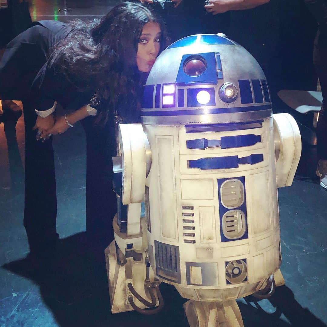 サルマ・ハエックさんのインスタグラム写真 - (サルマ・ハエックInstagram)「With my childhood crush, #R2D2 con el amor impossible de mi infancia, Arturito #starwars #theriseofskywalker #d23expo」8月25日 5時24分 - salmahayek