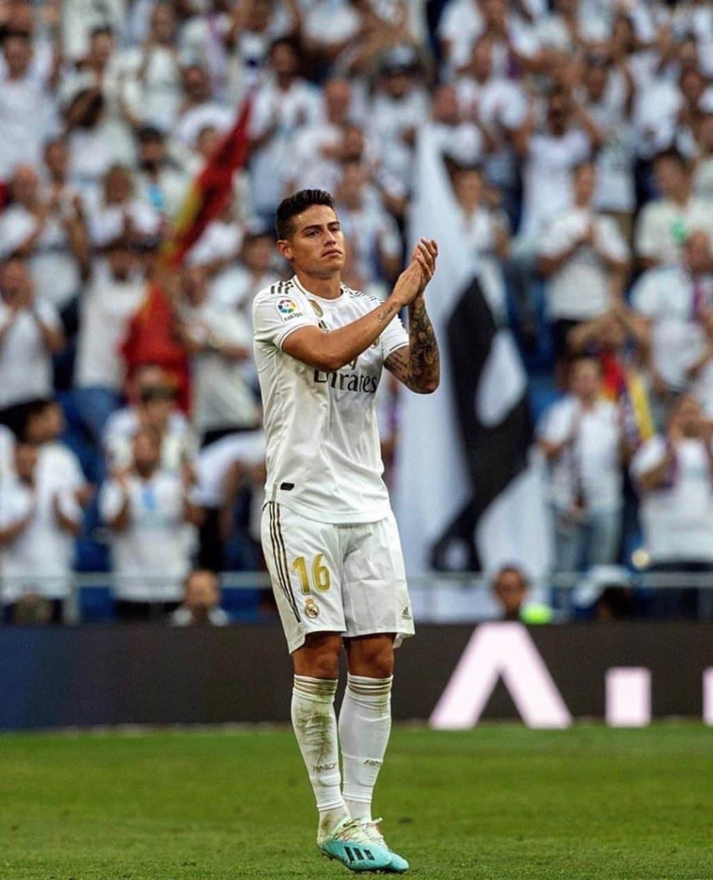 ハメス・ロドリゲスのインスタグラム：「Después de un largo tiempo he vuelto al Bernabéu ❤. Ha sido una una sensación única. Gracias a la afición por el cariño. Seguiremos trabajando para mejorar.」