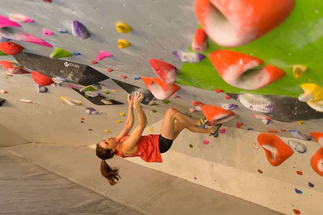 ペイジー・クラッセンのインスタグラム：「Happy Global Climbing Day! Hopefully you're taking advantage of free gym entries today to introduce friends to climbing, or sieging outside! Climbing has always been one of those sports accepting of misfits - those of us that didn't feel we fit in with school team sports, for example. Despite climbing becoming mainstream, it's still accepting of everyone, and will always be a great place to learn about other people and to learn from other people - no matter our background, ethnicity, orientation, skill level, or any other "differences". I'm thankful to climbing for opening my mind and opening up learning opportunities, every day. 《《Photo by @arjandekock 》》#globalclimbingday」
