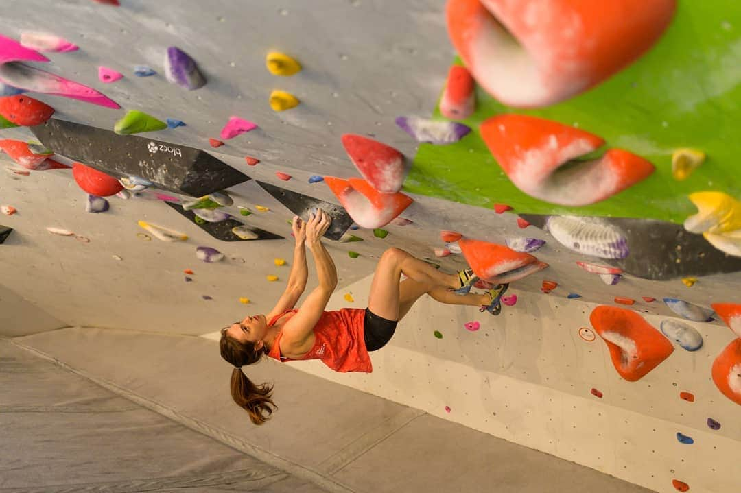 ペイジー・クラッセンさんのインスタグラム写真 - (ペイジー・クラッセンInstagram)「Happy Global Climbing Day! Hopefully you're taking advantage of free gym entries today to introduce friends to climbing, or sieging outside! Climbing has always been one of those sports accepting of misfits - those of us that didn't feel we fit in with school team sports, for example. Despite climbing becoming mainstream, it's still accepting of everyone, and will always be a great place to learn about other people and to learn from other people - no matter our background, ethnicity, orientation, skill level, or any other "differences". I'm thankful to climbing for opening my mind and opening up learning opportunities, every day. 《《Photo by @arjandekock 》》#globalclimbingday」8月25日 5時27分 - paigeclaassen